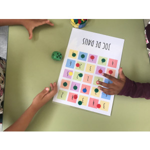 MATES: JOC DE TAULA AMB DAUS (RELACIÓ QUANTITAT - GRAFIA)